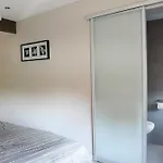 Hotel-restaurant Thuis! Отель Dinteloord